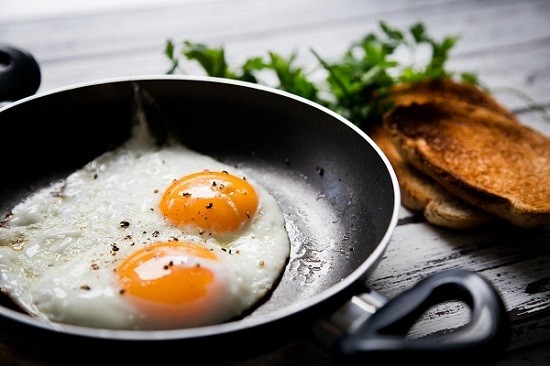 préparation œuf petit dejeuner